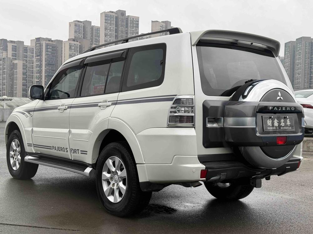 Mitsubishi Pajero (Import)