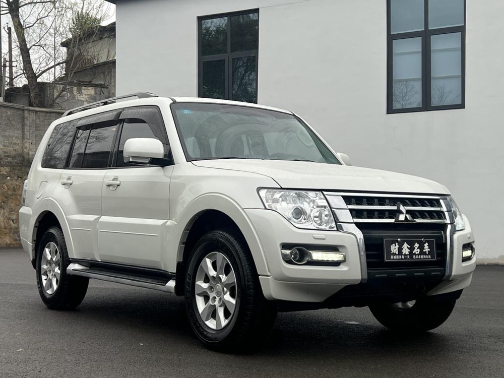 Mitsubishi Pajero (Import)