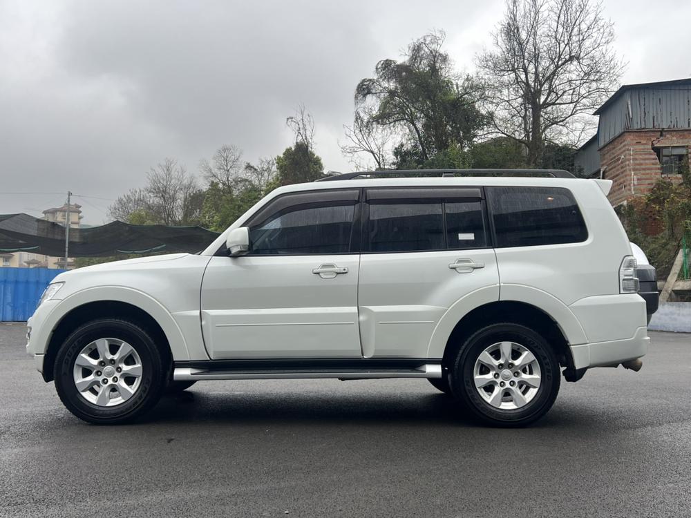 Mitsubishi Pajero (Import)