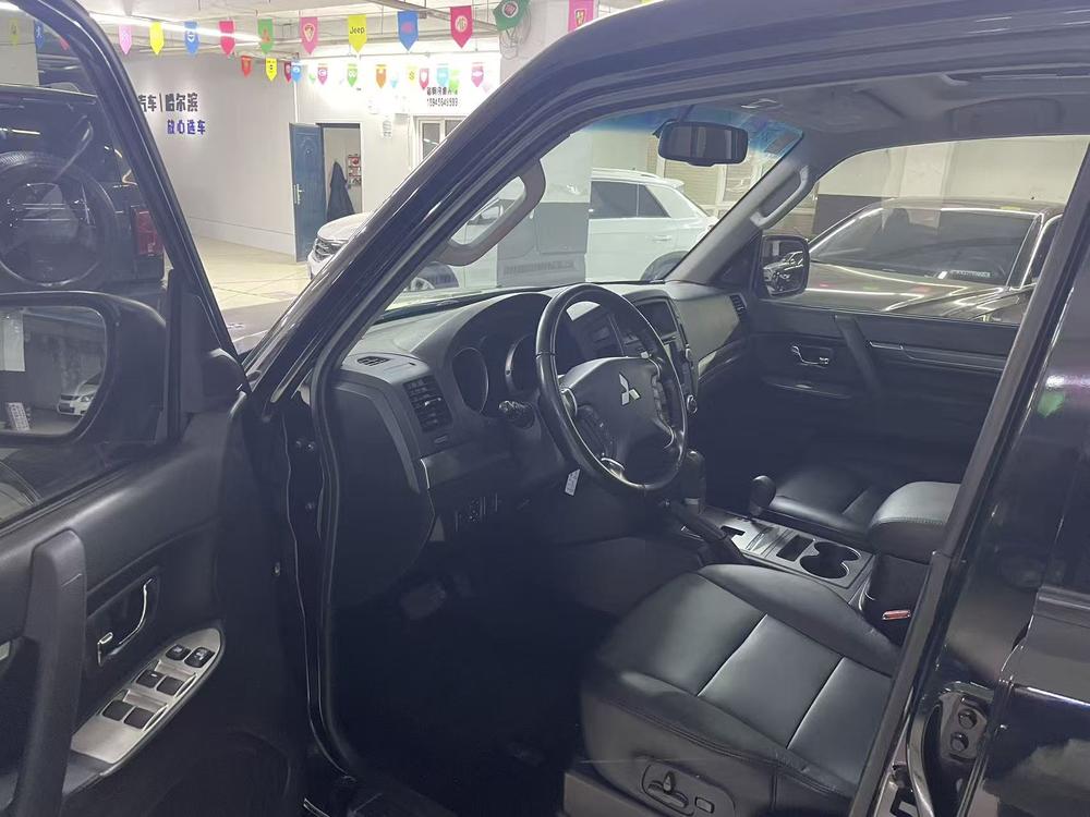 Mitsubishi Pajero (Import)