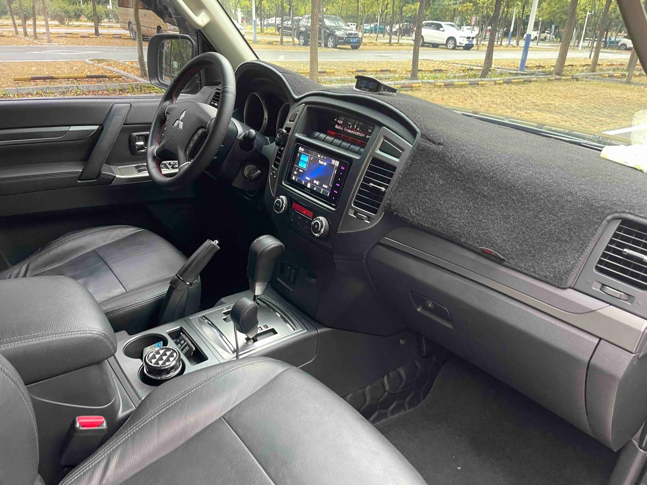 Mitsubishi Pajero (Import)
