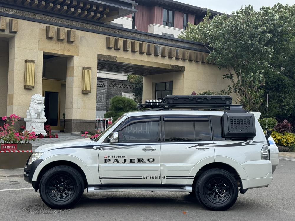 Mitsubishi Pajero (Import)