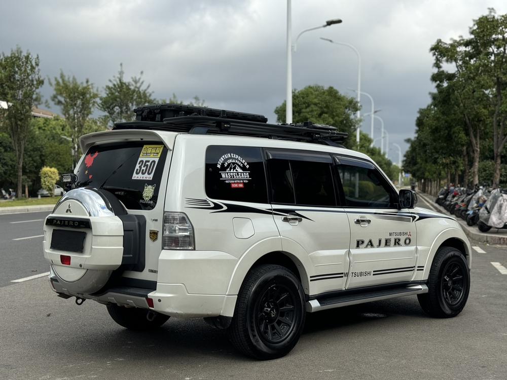 Mitsubishi Pajero (Import)
