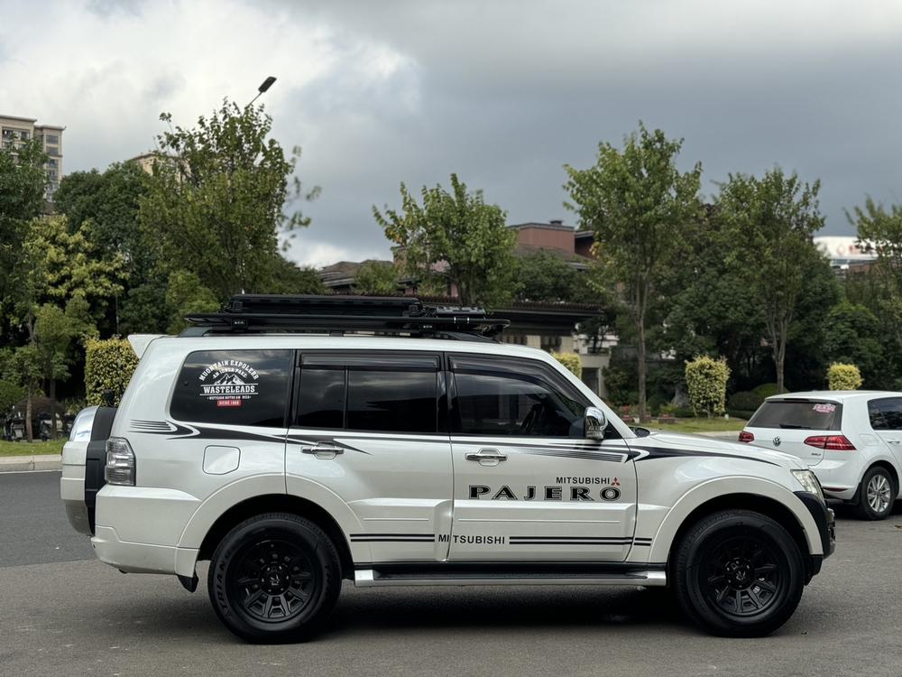 Mitsubishi Pajero (Import)