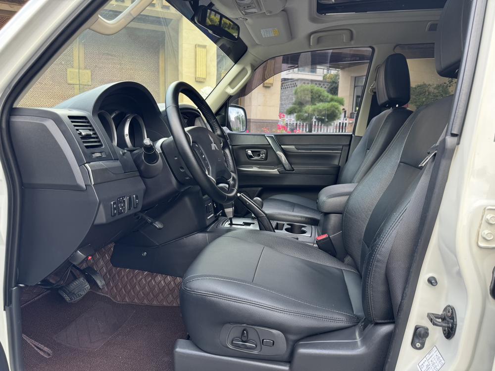 Mitsubishi Pajero (Import)