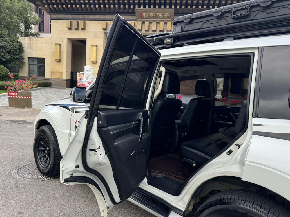 Mitsubishi Pajero (Import)