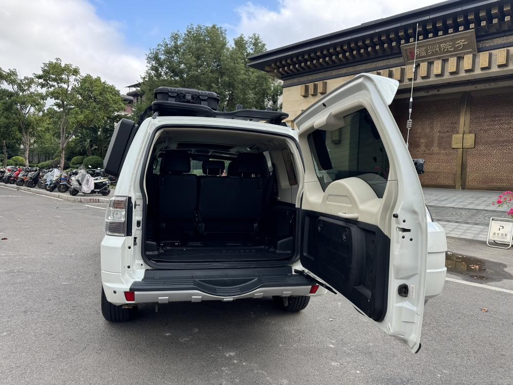 Mitsubishi Pajero (Import)