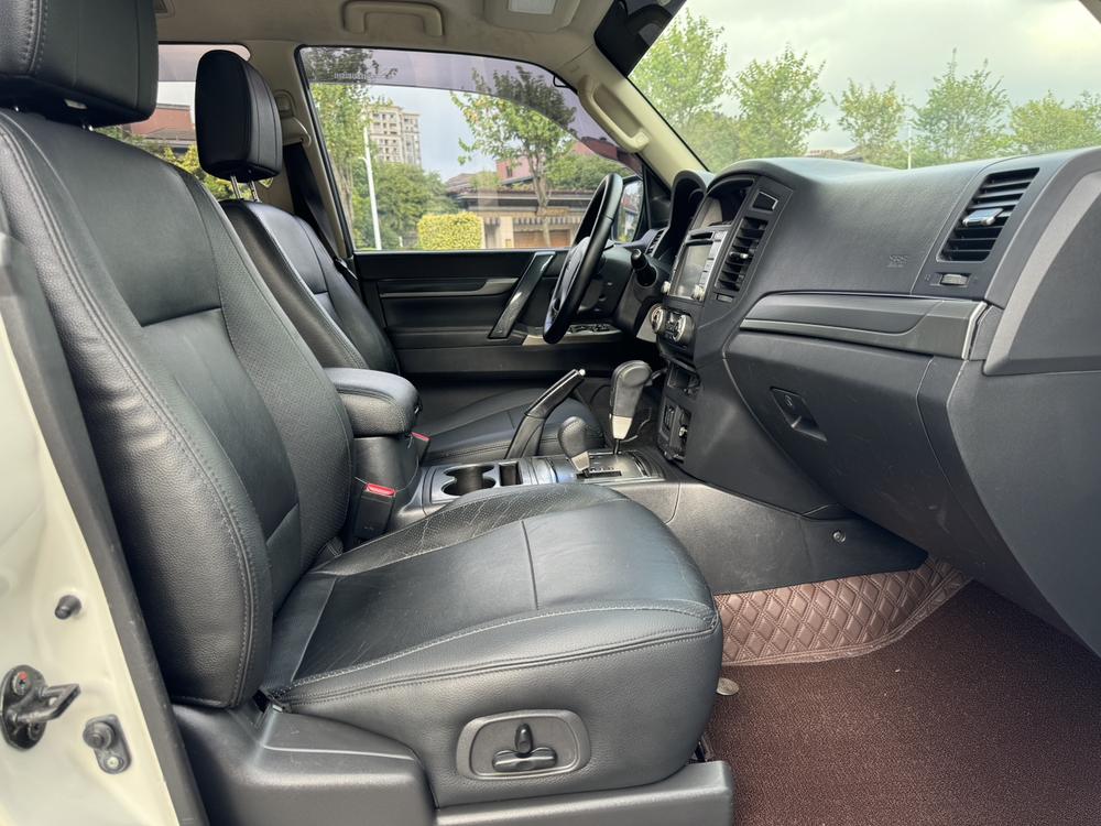Mitsubishi Pajero (Import)