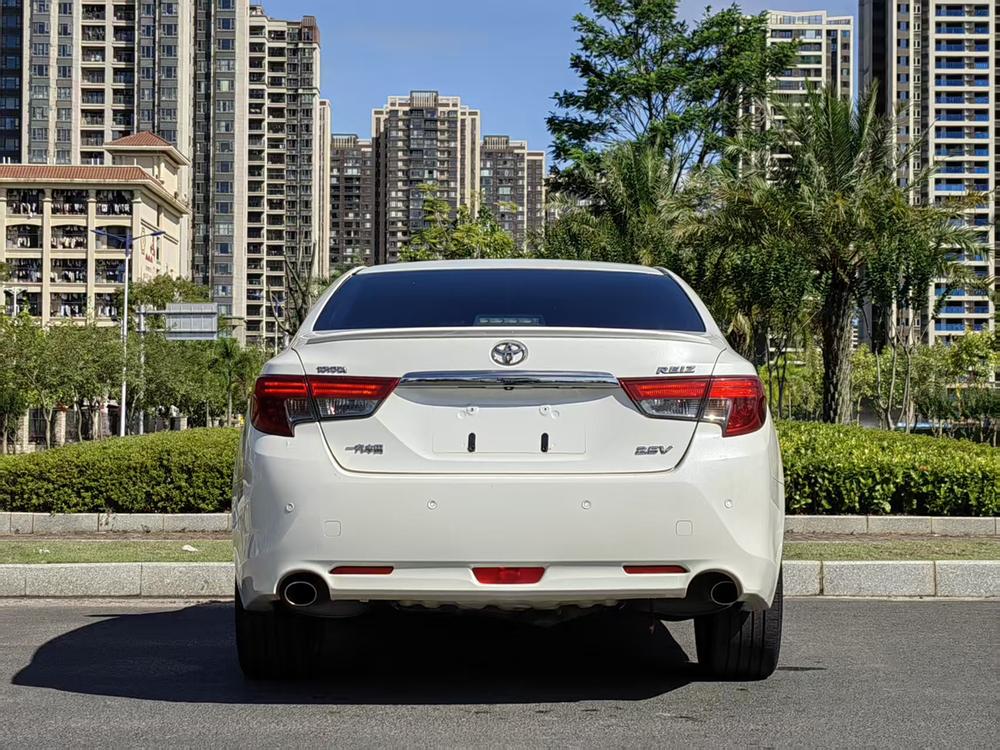Toyota Reiz
