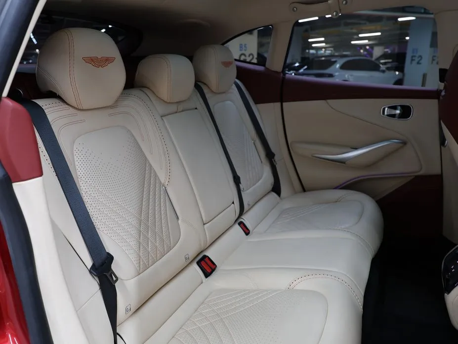 Astonmartin DBX