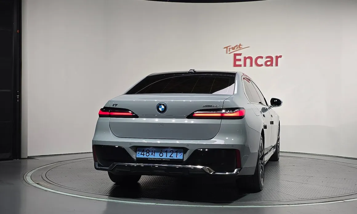 BMW i7