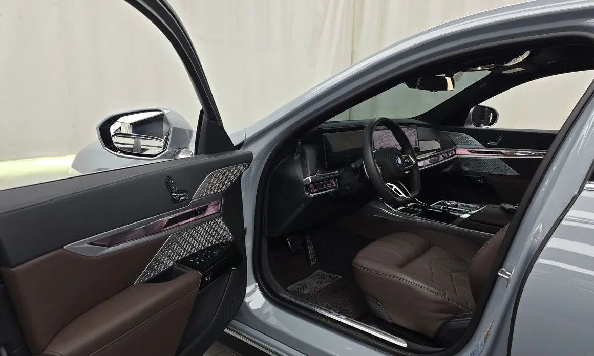 BMW i7