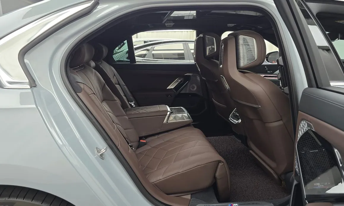 BMW i7