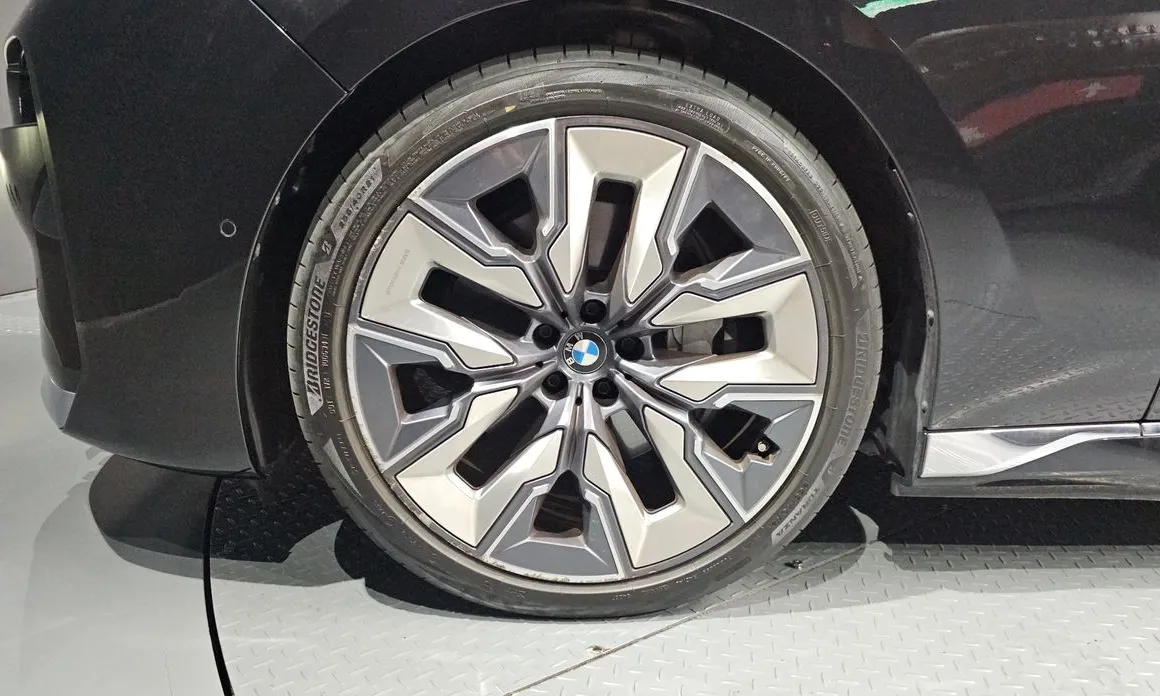 BMW i7