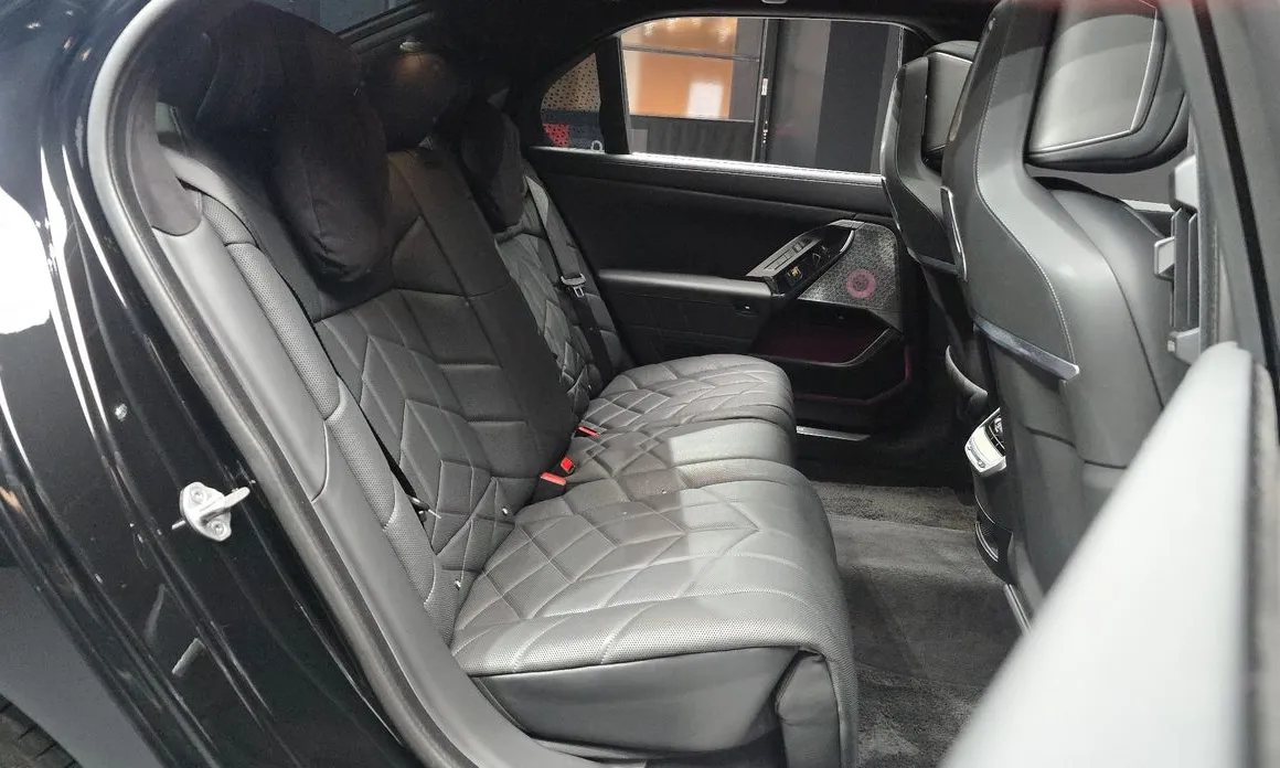 BMW i7