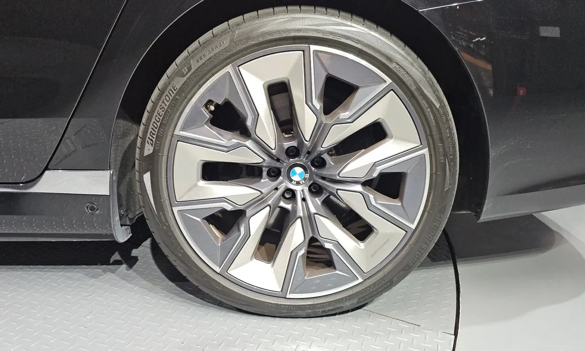 BMW i7
