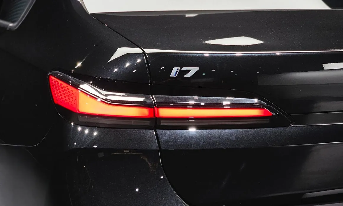 BMW i7
