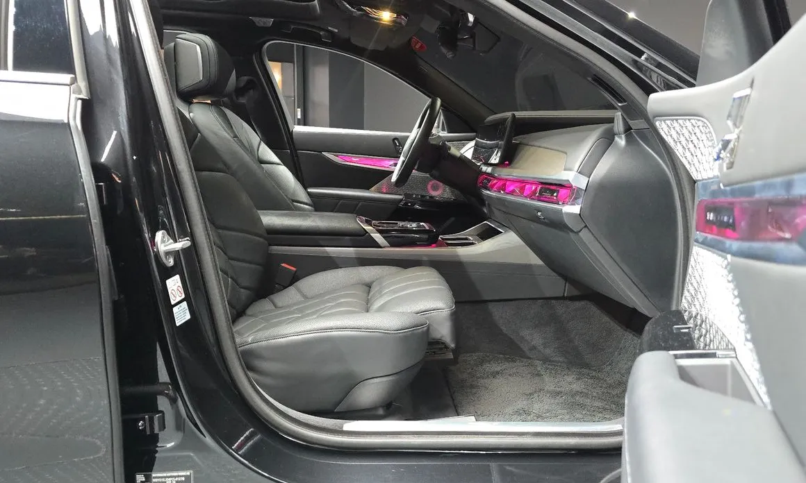 BMW i7