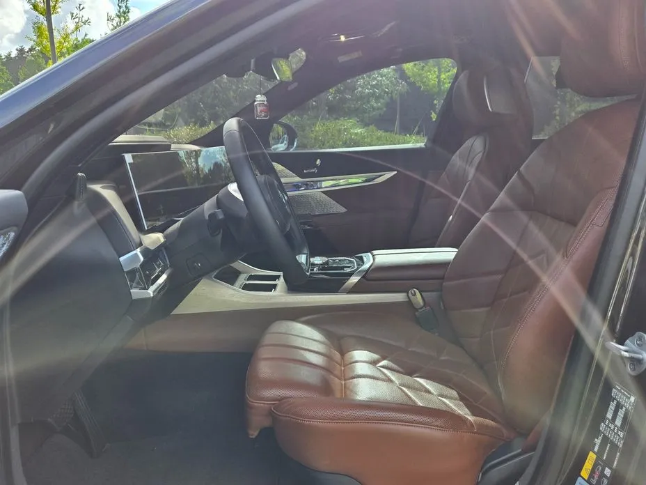 BMW i7