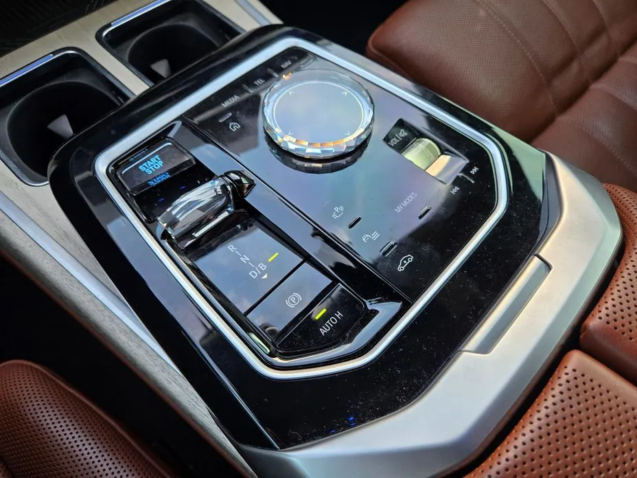 BMW i7