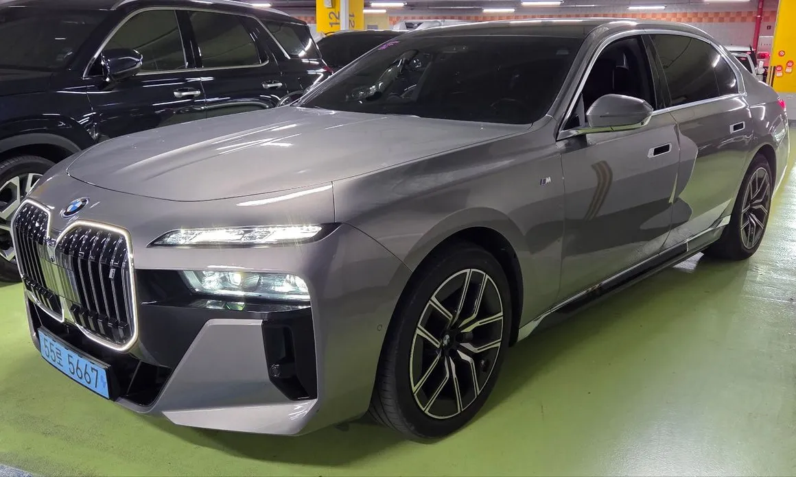 BMW i7
