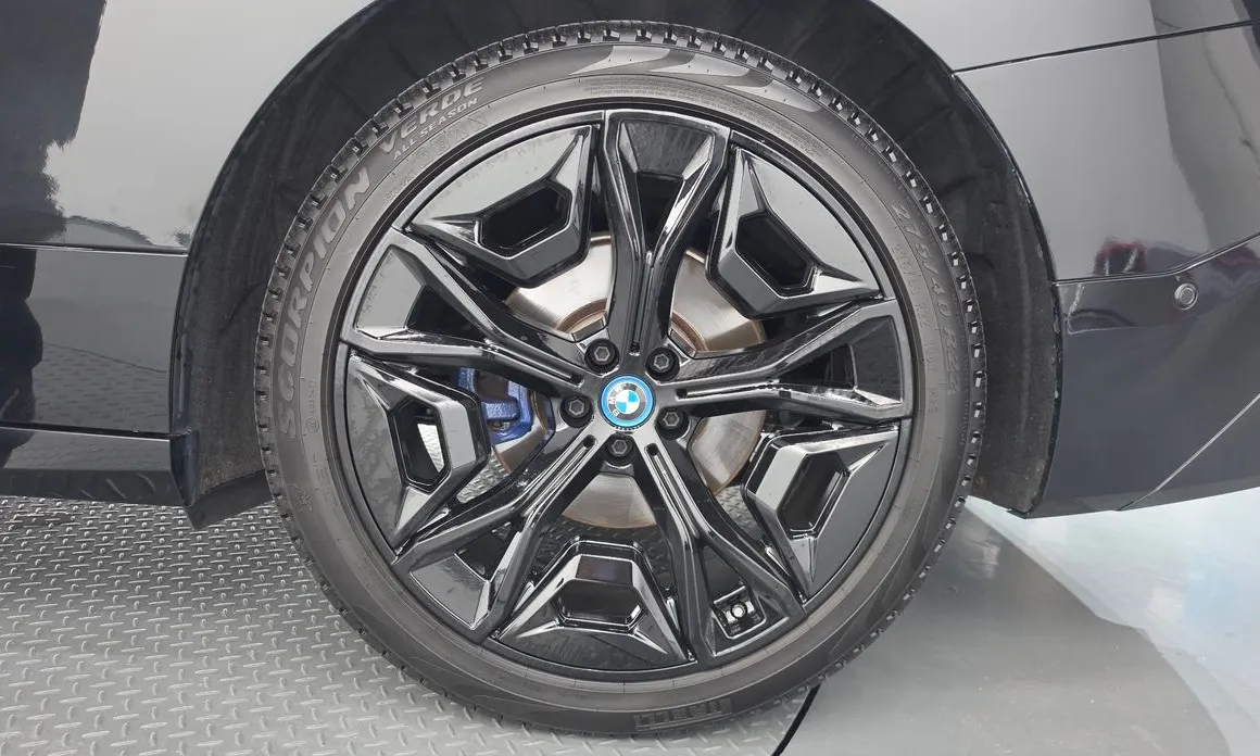 BMW iX