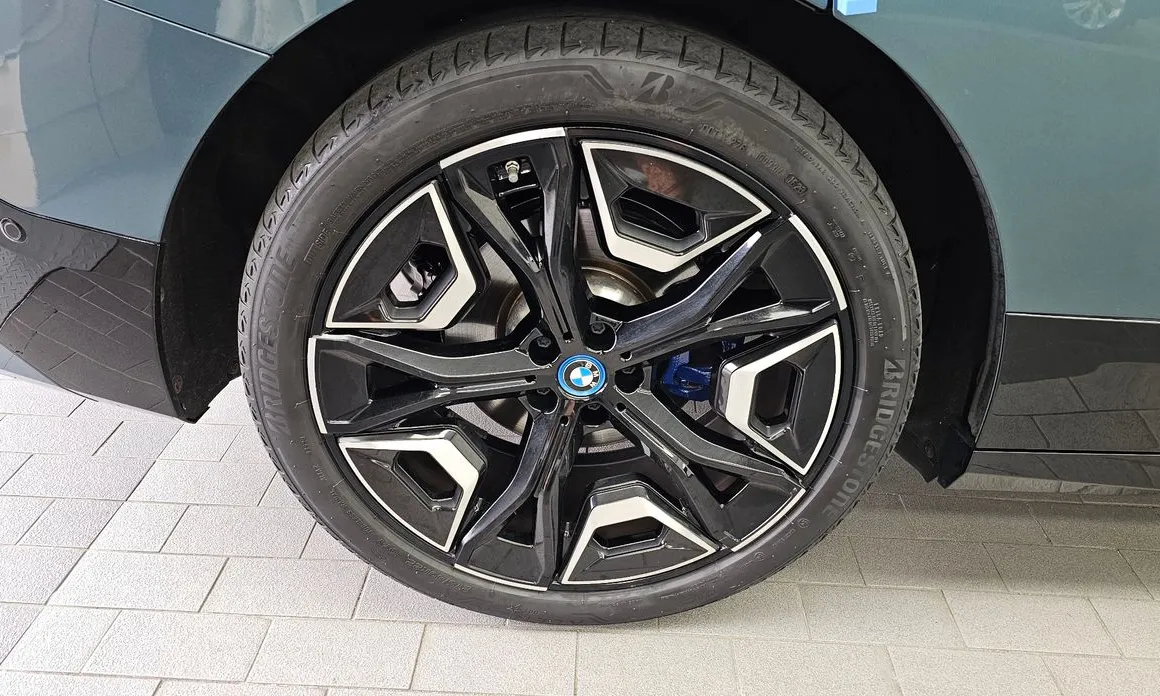 BMW iX