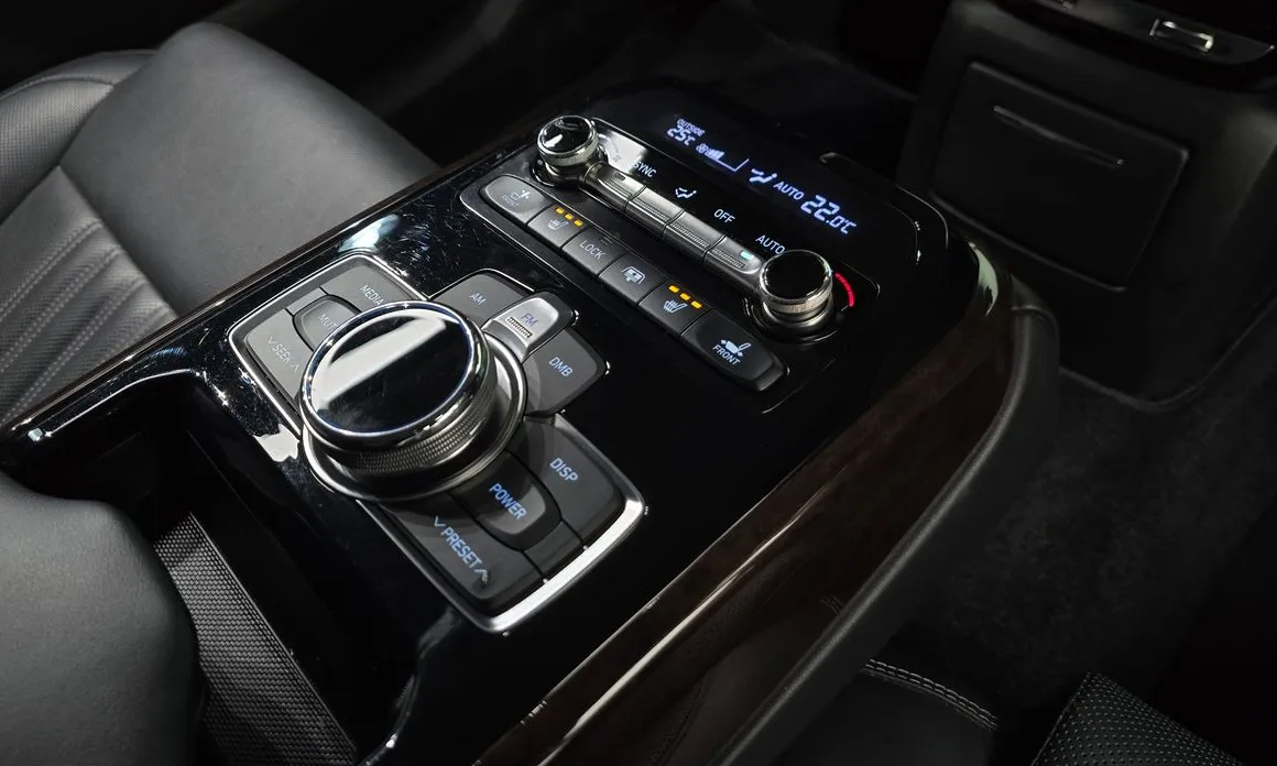 Genesis EQ900
