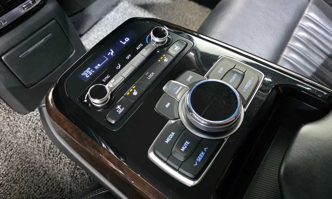 Genesis EQ900