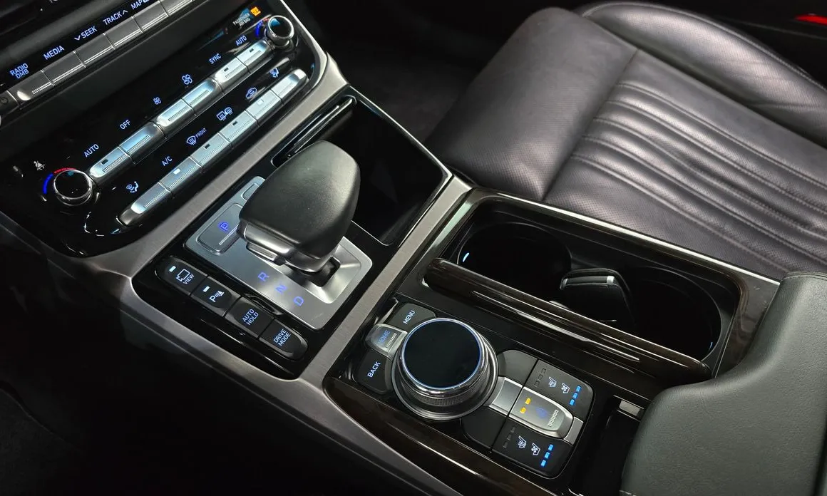 Genesis EQ900