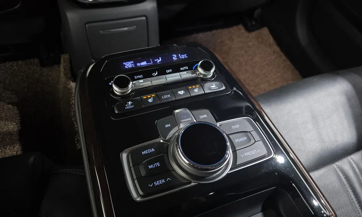 Genesis EQ900