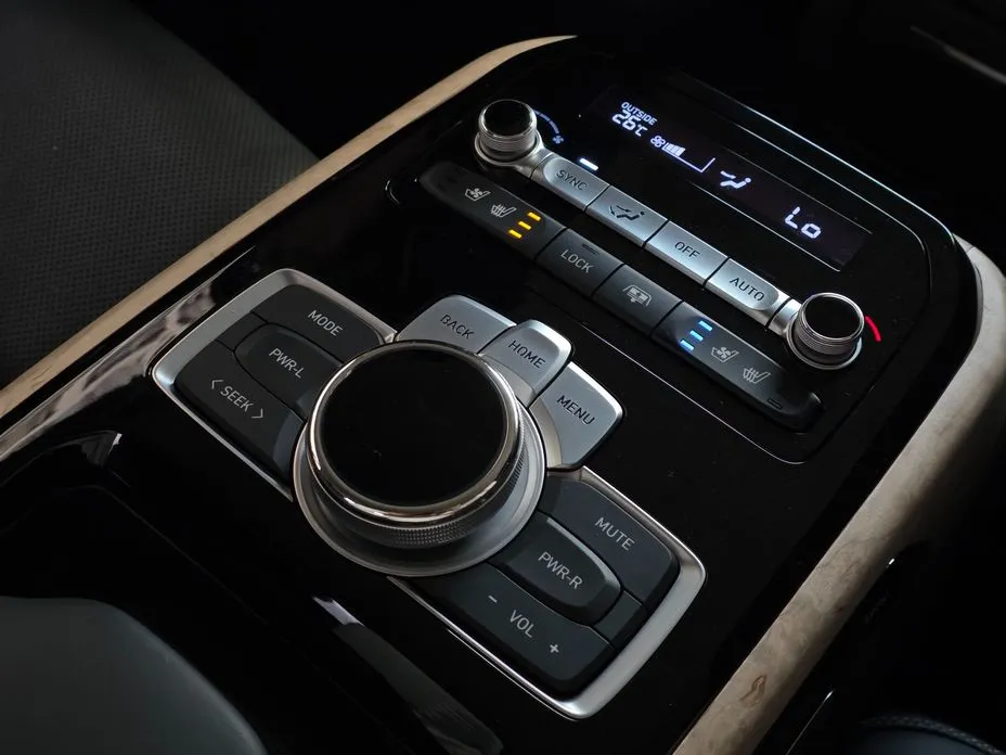 Genesis G90