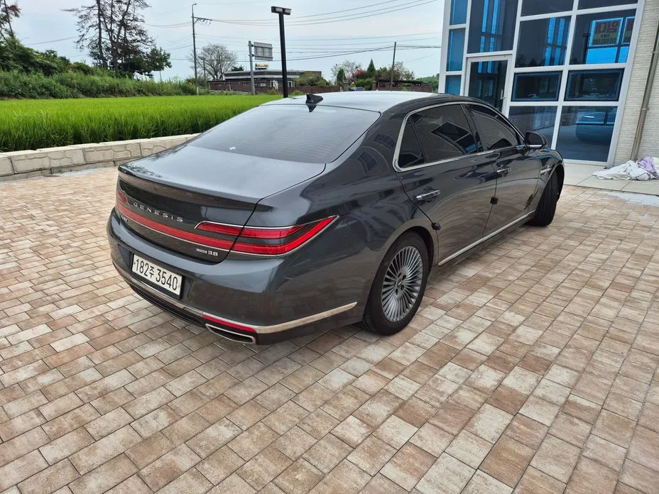 Genesis G90