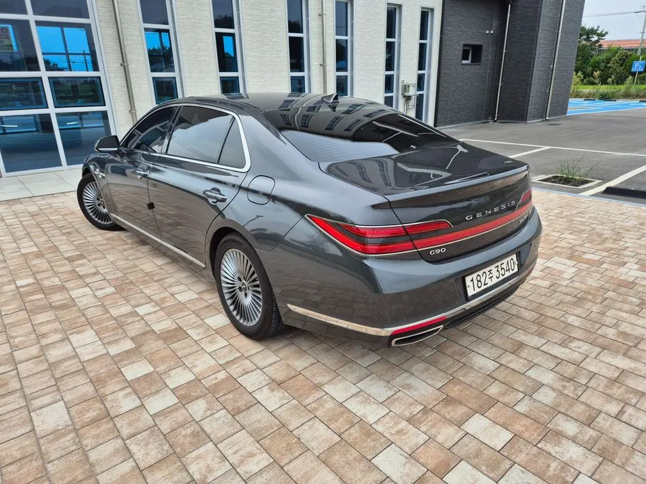 Genesis G90