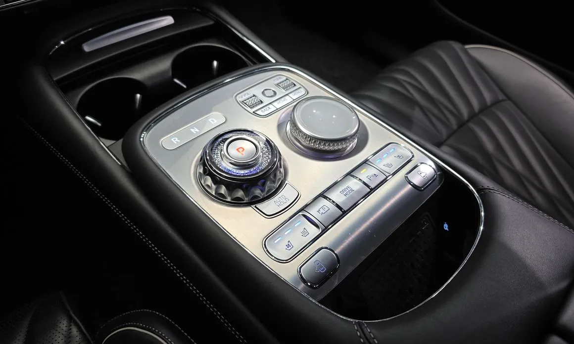 Genesis G90