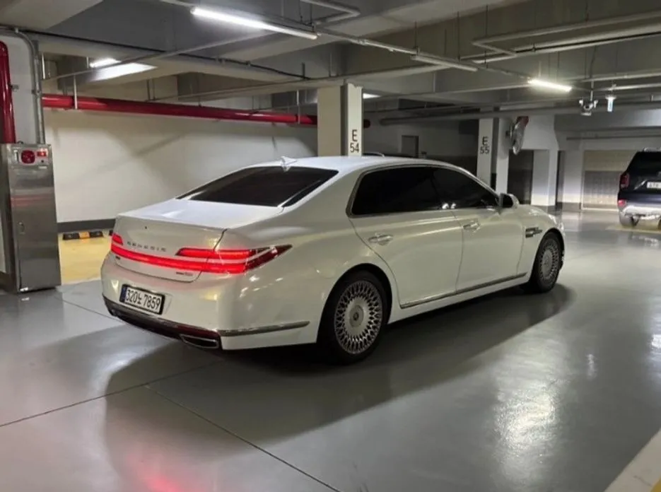 Genesis G90