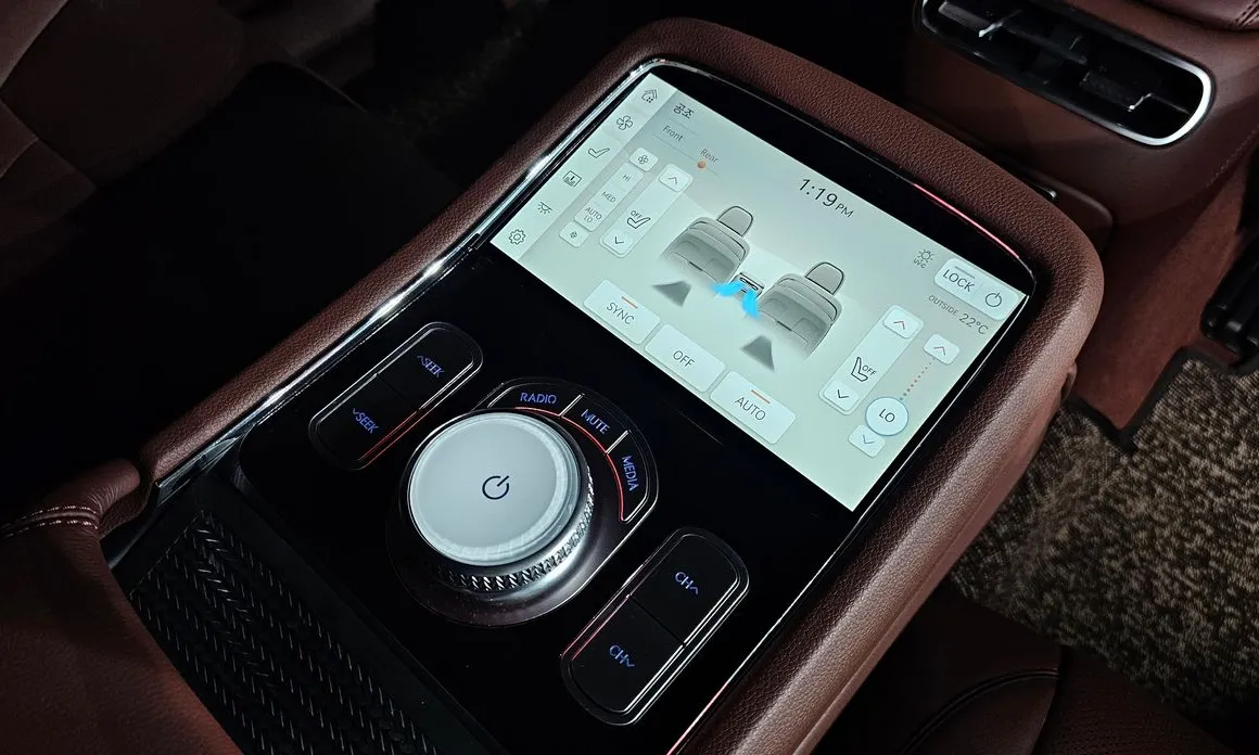 Genesis G90