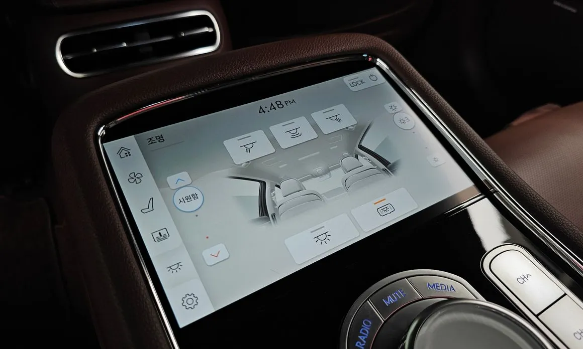 Genesis G90