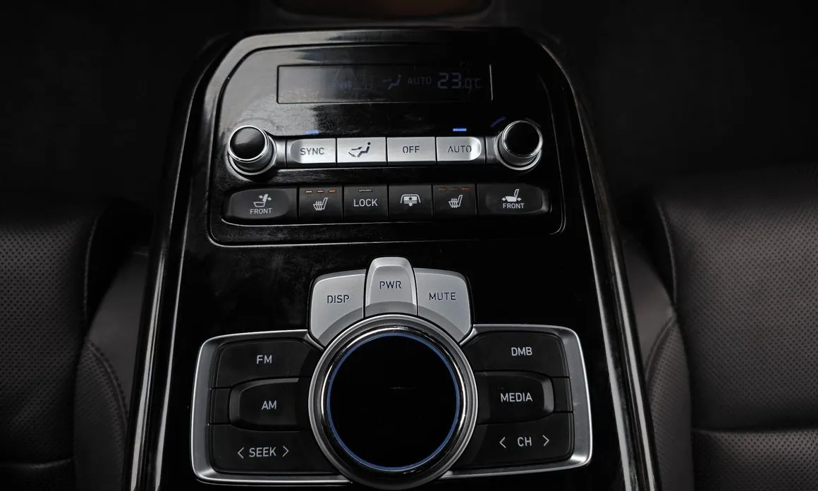 Genesis G90