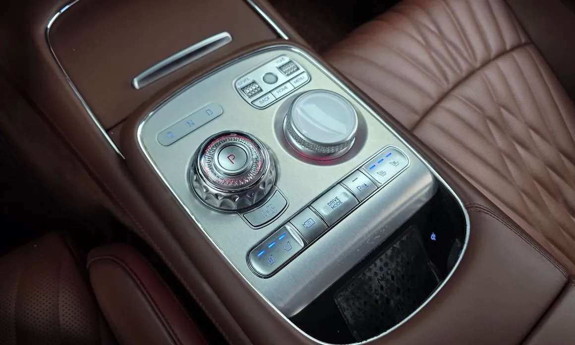 Genesis G90