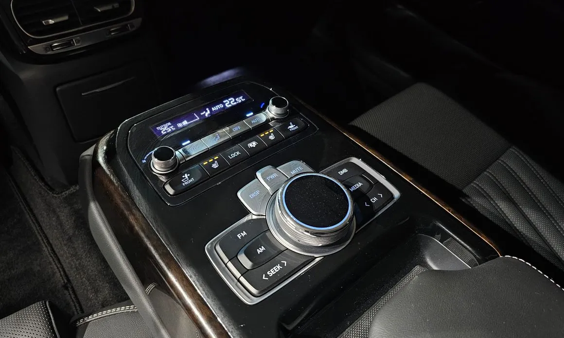 Genesis G90