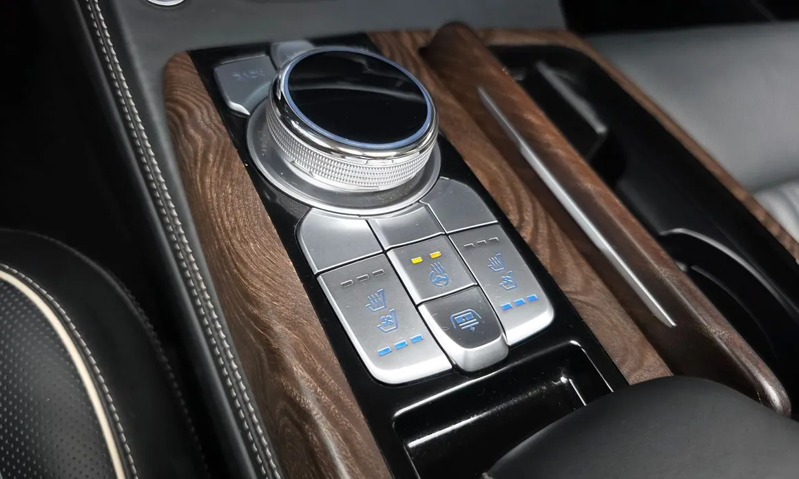 Genesis G90