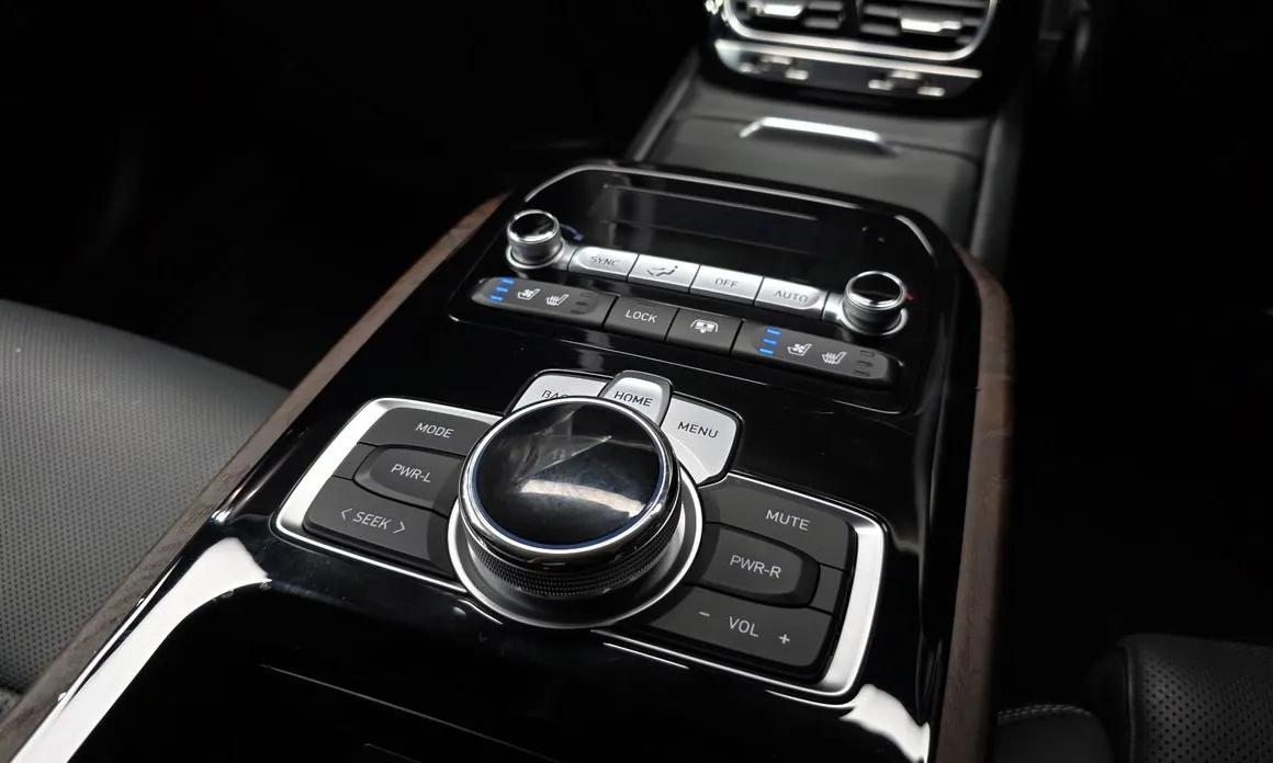 Genesis G90