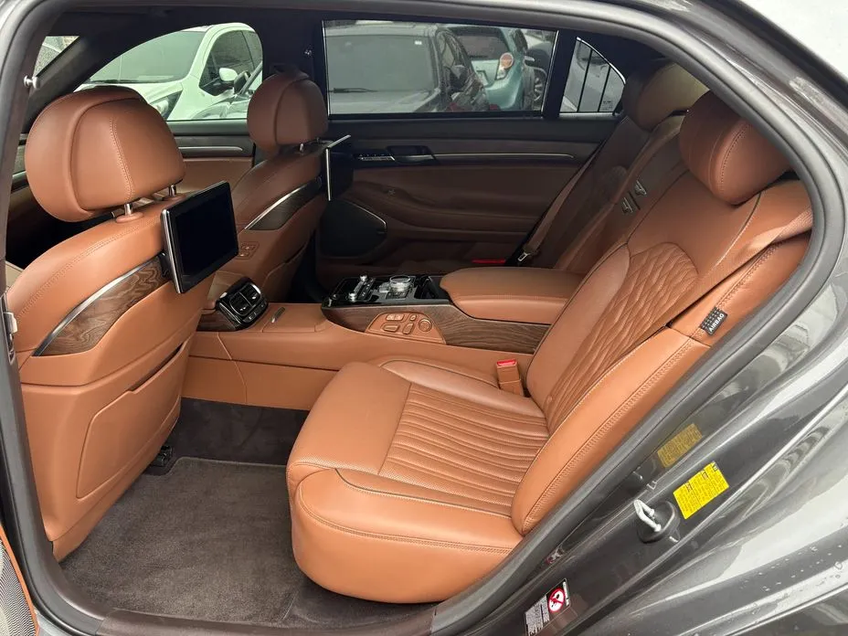Genesis G90
