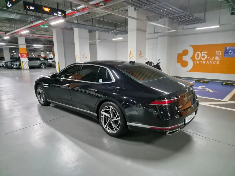 Genesis G90