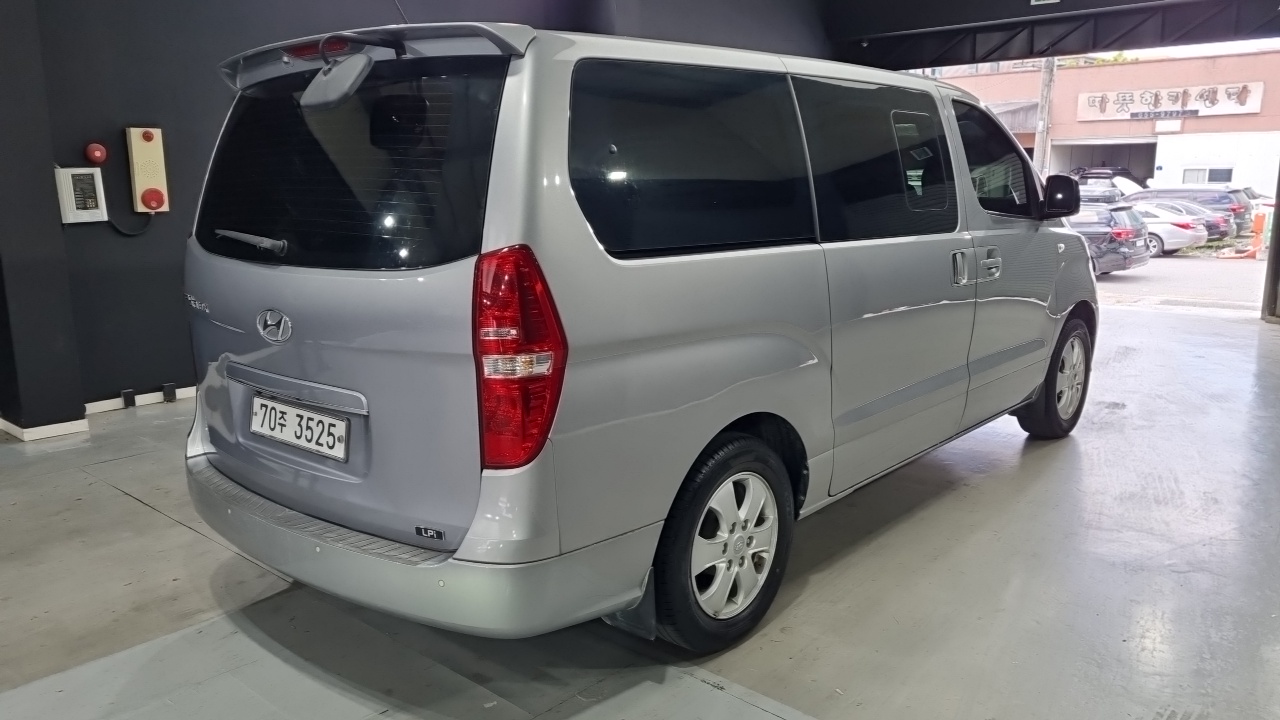 Hyundai Starex