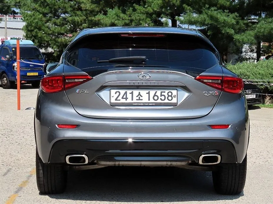 Infiniti Q30