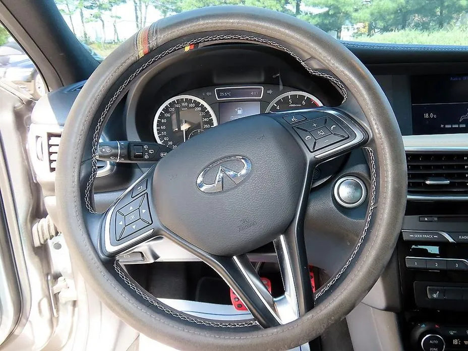 Infiniti Q30