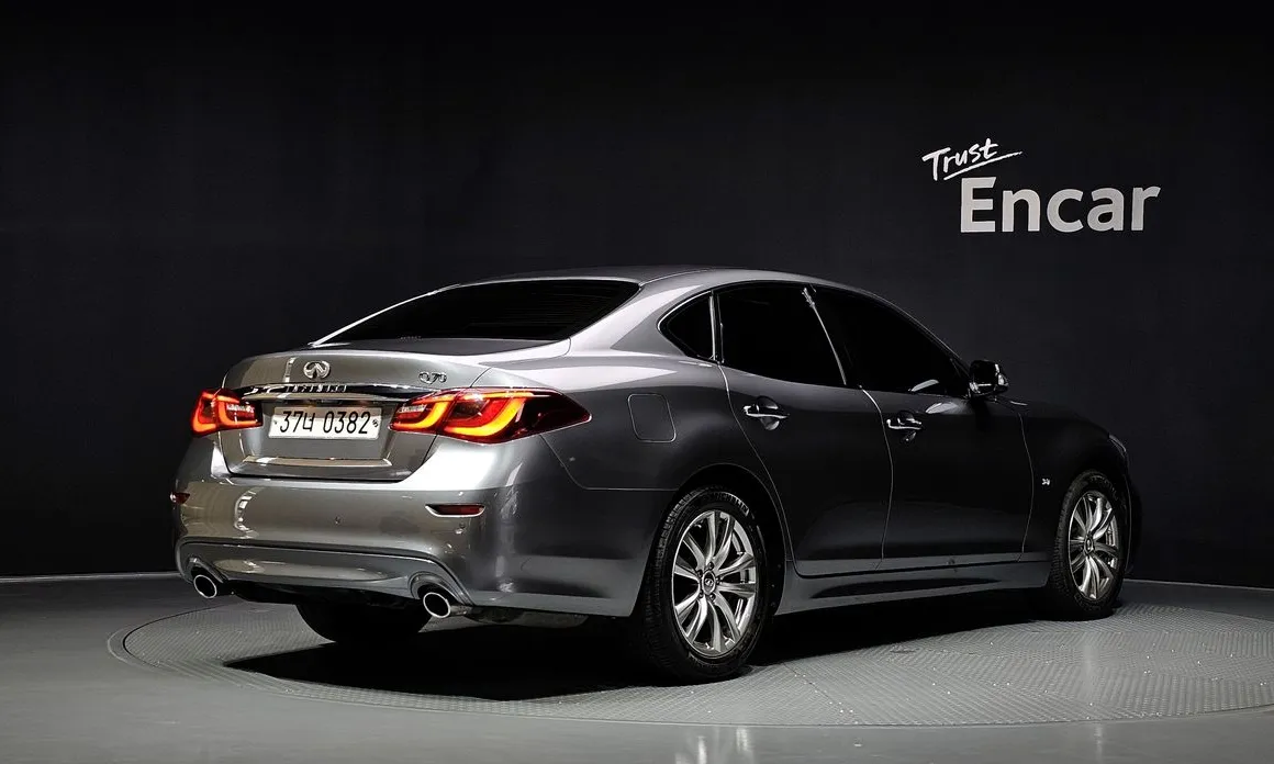 Infiniti Q70