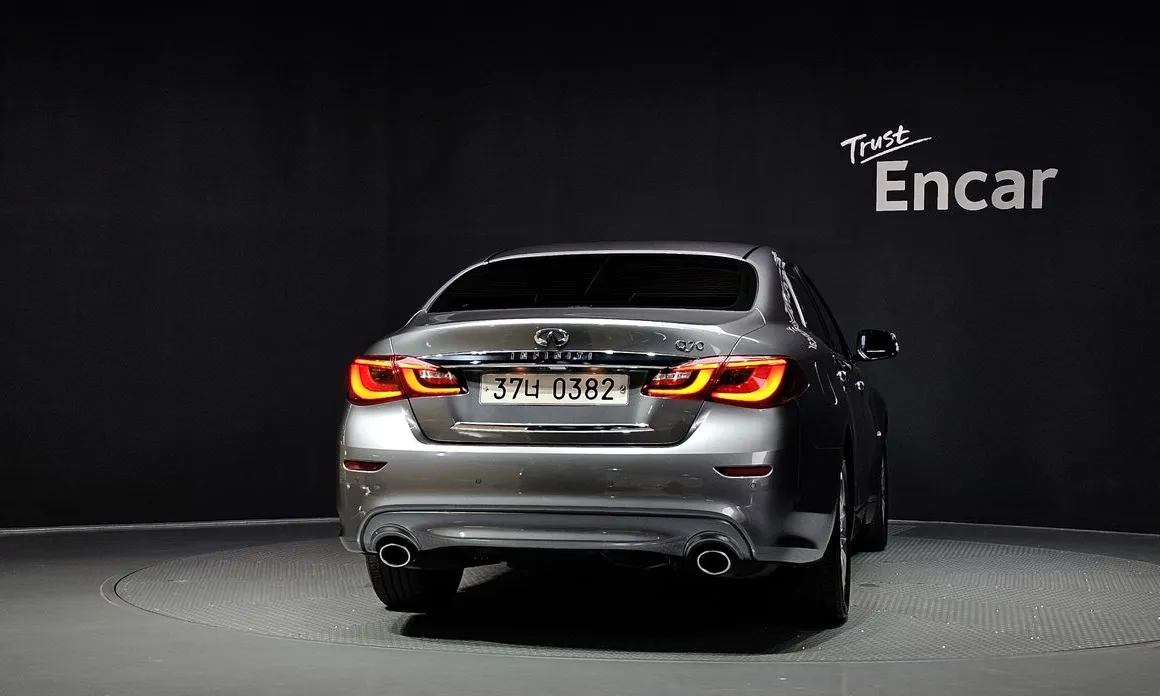 Infiniti Q70